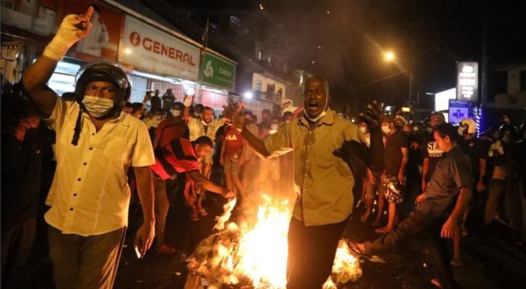 Protesters protest outside the Sri Lankan president's house. (Photo: BBC)