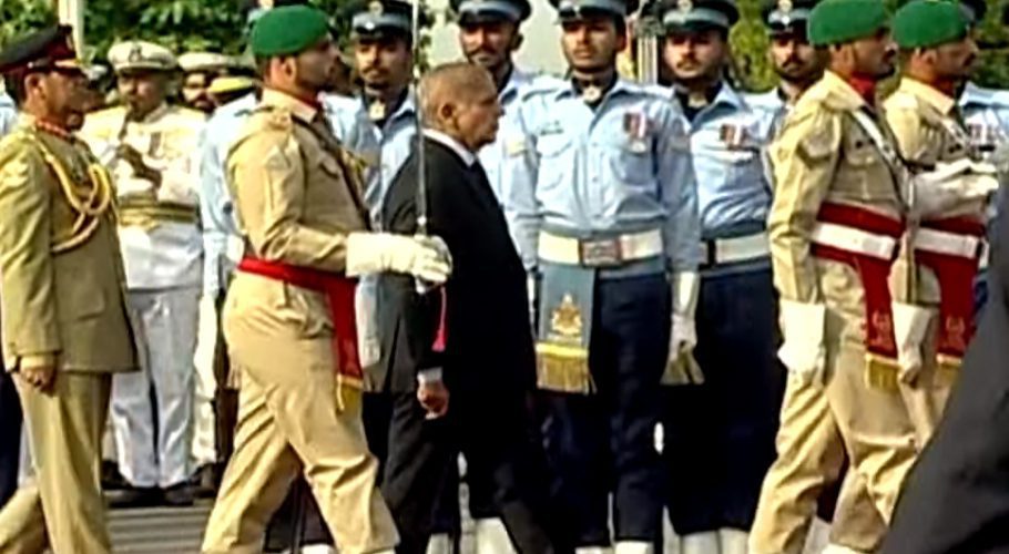 And Prime Minister-elect Shahbaz Sharif inspected the guard of honor. (Photo: PTV)