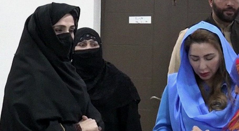 Farah Khan has accompanied Bushra Bibi on several occasions. Source: Geo TV.