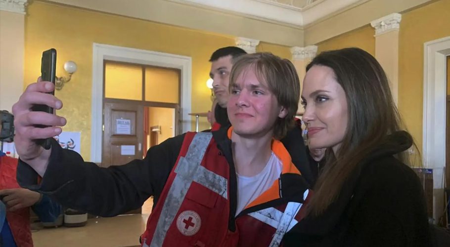Angelina Jolie poses for photo with her fans in Lviv, Ukraine. Source: Fox News/AP.
