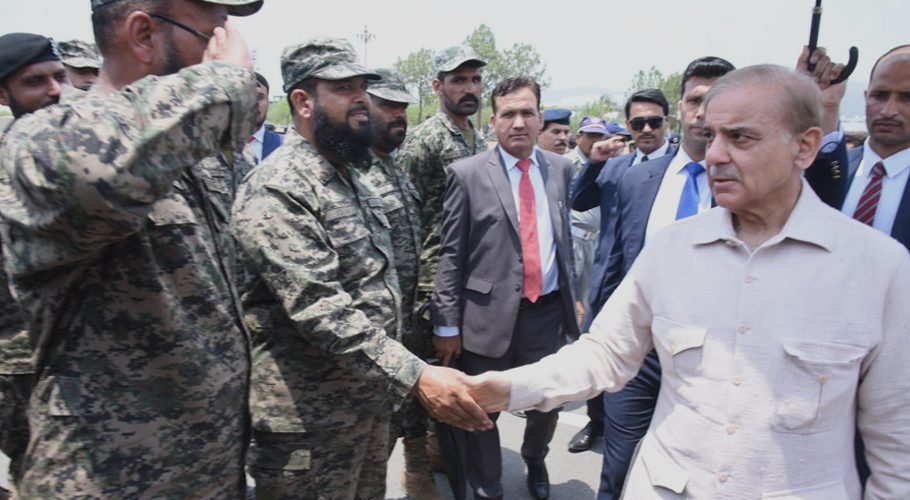 The prime minister stepped out to greet law enforcement personnel. Source: Twitter.