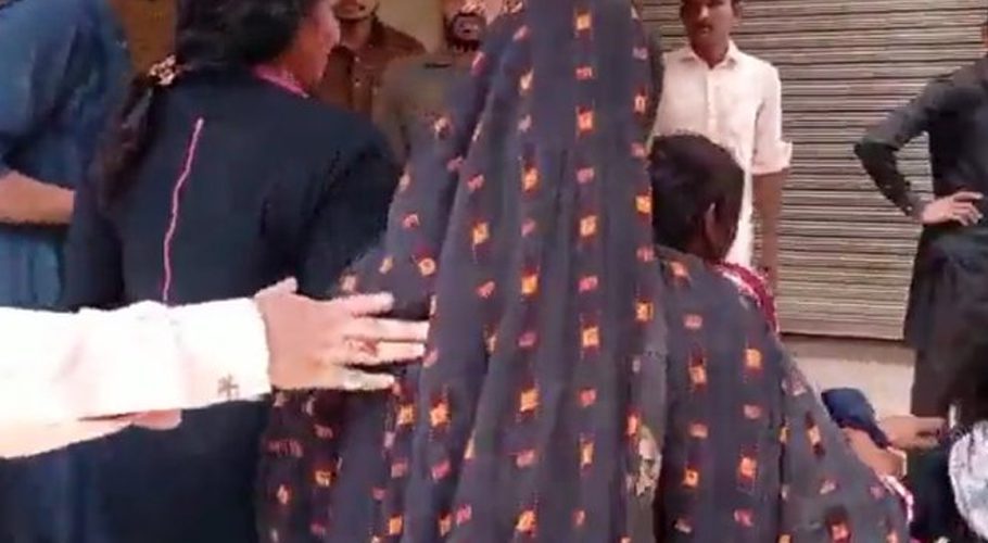 The woman was accused of stealing a tea packet. Source: Urdu News.