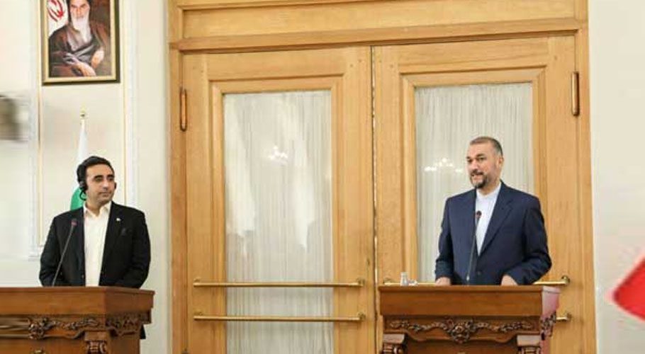 The Iranian Foreign Minister said that today I have a wonderful gift for the Foreign Minister of Pakistan, I have a photo album of Benazir Bhutto's visit to Mashhad and Imam Reza's visit (file photo).