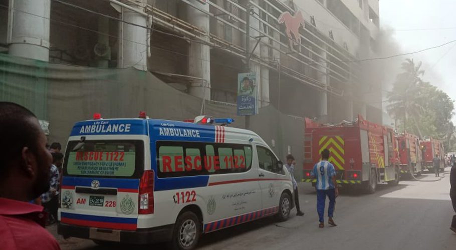 Karachi: Fire at Jail Chowrangi Super Store still unchecked (Twitter)