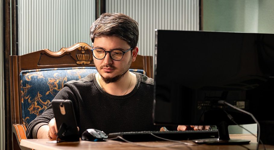 How can you earn money online in Pakistan?
