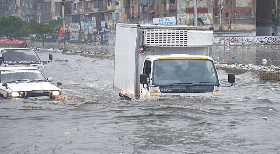 What measures should be taken to be safe from accidents in stormy rains? (Photo: Daily Times)