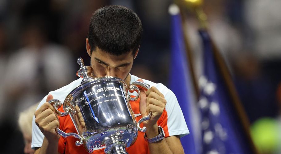Flushing Meadows, New York, United States - September 11, 2022 Spain's Carlos Alcaraz celebrates with the trophy after winning the U.S. Open REUTERS/Shannon Stapleton