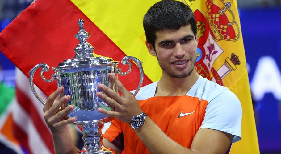 Tennis - U.S. Open - Flushing Meadows, New York, United States - September 11, 2022 Spain's Carlos Alcaraz celebrates with the trophy after winning the U.S. Open REUTERS/Mike Segar