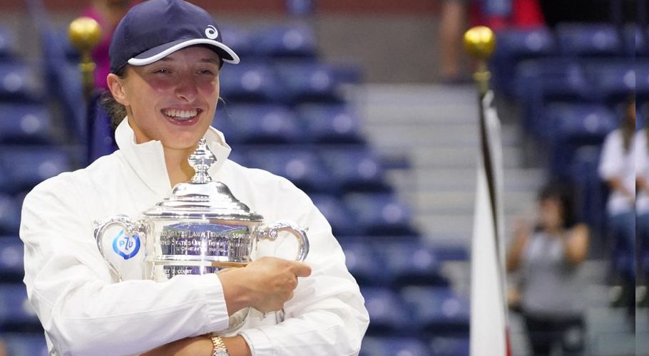 Sep 10, 2022; Flushing, NY, USA; Iga Swiatek (POL) celebrates with the championship trophy at USTA Billie Jean King Tennis Center. Mandatory Credit: Robert Deutsch-USA TODAY Sports