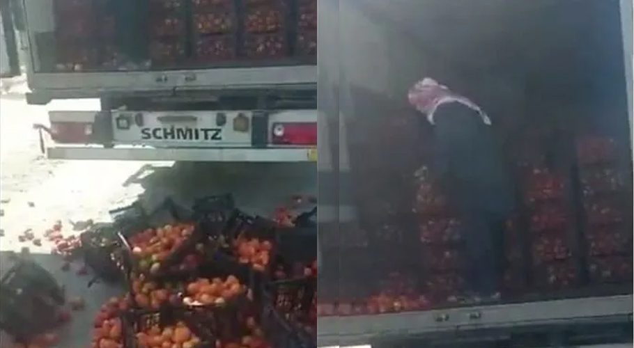 An officer claimed that demonstrators stopped a truck carrying Iranian-imported tomatoes and began stealing or hurling tomato cartons into the highway.
(Image: newsasia.co)