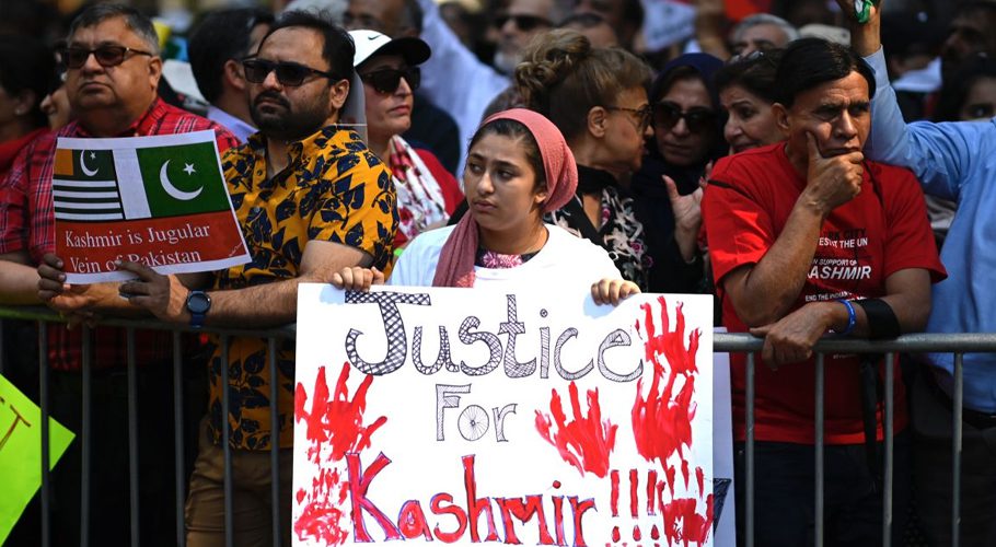 (People gather during a protest in solidarity with the people of Kashmir outside the United Nations. (file photo: Johannes Eisele/AFP/Getty Images 2019)