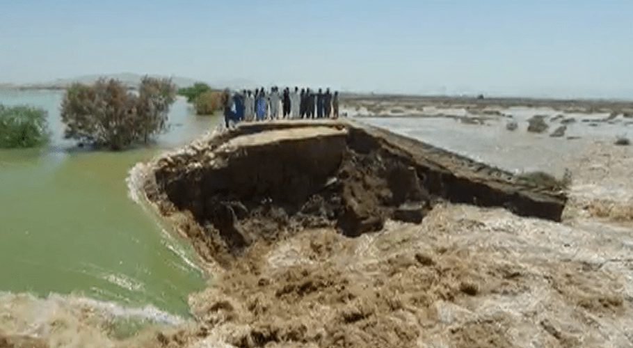 Citizens stand alongside Manchhar Lake in Sindh on Monday as water level in the freshwater body continues to rise. — (Image: DawnNewsTV)