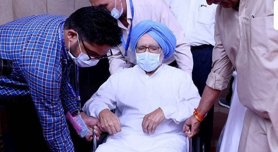 PM Modi, Rahul Gandhi wish Manmohan Singh on his birthday