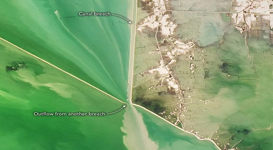 A NASA satellite image captured September 5, 2022, shows Lake Manchar water flowing out from breaches. (Image: NASA)