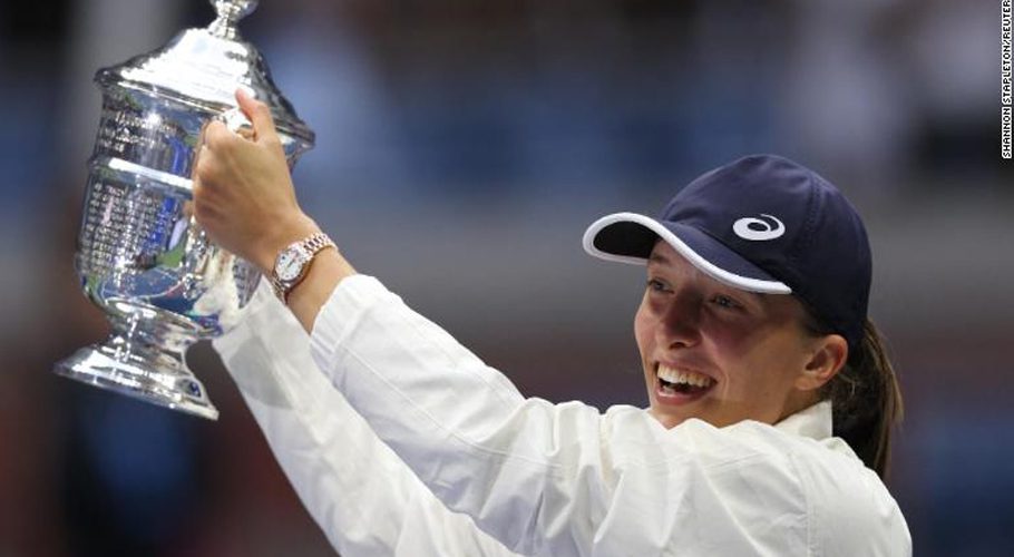 Iga Swiatek celebrates with the trophy after winning the US Open on Saturday. (Image: Reuters)