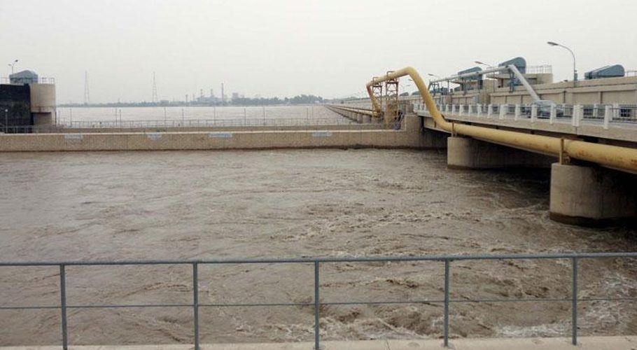 Water level in Indus River drops at different places