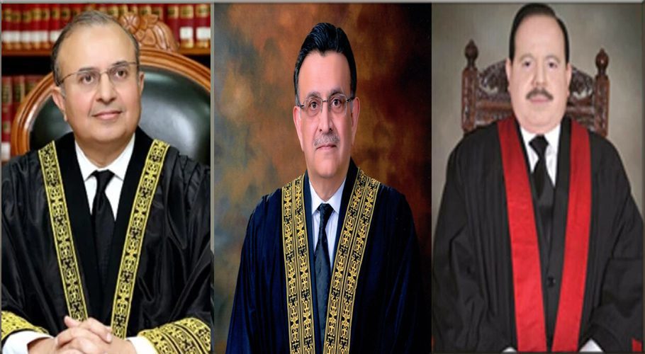 Justice Syed Mansoor Ali Shah (L), Chief Justice of Pakistan Umar Ata Bandial (C) and Justice Sardar Tariq Masood (R).  (Supreme Court of Pakistan website)