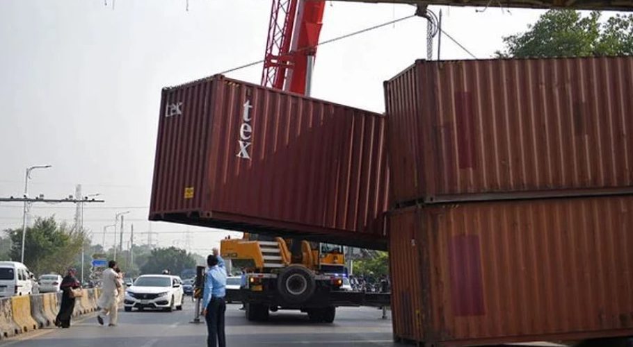 1,100 containers had been arranged to seal the capital completely during the PTI’s long march and out of the total 525 containers have been placed at 22 different locations. (File Photo)