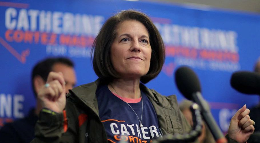 Democratic Senator Catherine Cortez Masto leads a rally ahead of the midterm elections in Henderson, Nevada, U.S. November 7, 2022. REUTERS/David Swanson