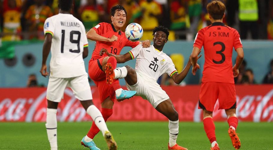 FIFA World Cup Qatar 2022 - Group H - South Korea v Ghana - Education City Stadium, Al Rayyan, Qatar - November 28, 2022 Ghana's Mohammed Kudus in action with South Korea's Kim Young-gwon REUTERS/Kai Pfaffenbach