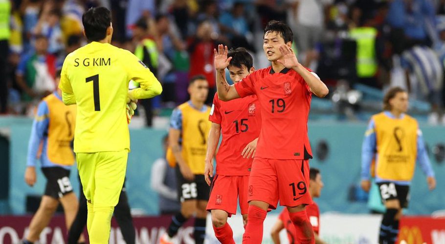 FIFA World Cup Qatar 2022 - Group H - Uruguay v South Korea - Education City Stadium, Al Rayyan, Qatar - November 24, 2022 South Korea's Kim Seung-gyu and Kim Young-gwon after the match REUTERS/Bernadett Szabo