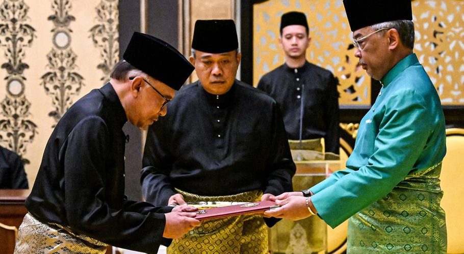Malaysia's King Sultan Abdullah Sultan Ahmad Shah and Malaysia's newly appointed Prime Minister Anwar Ibrahim take part in the swearing-in ceremony at the National Palace in Kuala Lumpur, Malaysia on November 24, 2022. Mohd Rasfan/Pool via REUTERS