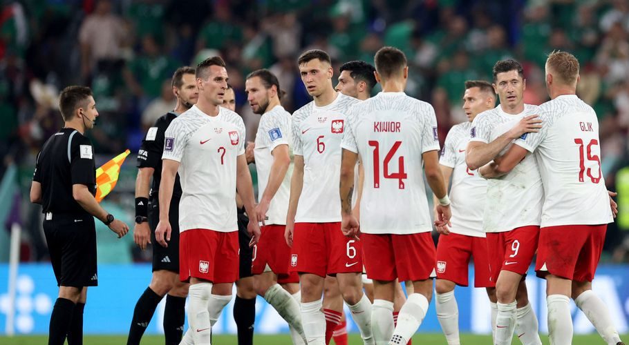 FIFA World Cup Qatar 2022 - Group C - Mexico v Poland - Stadium 974, Doha, Qatar - November 22, 2022 Poland's Robert Lewandowski with teammates after the match REUTERS/Carl Recine