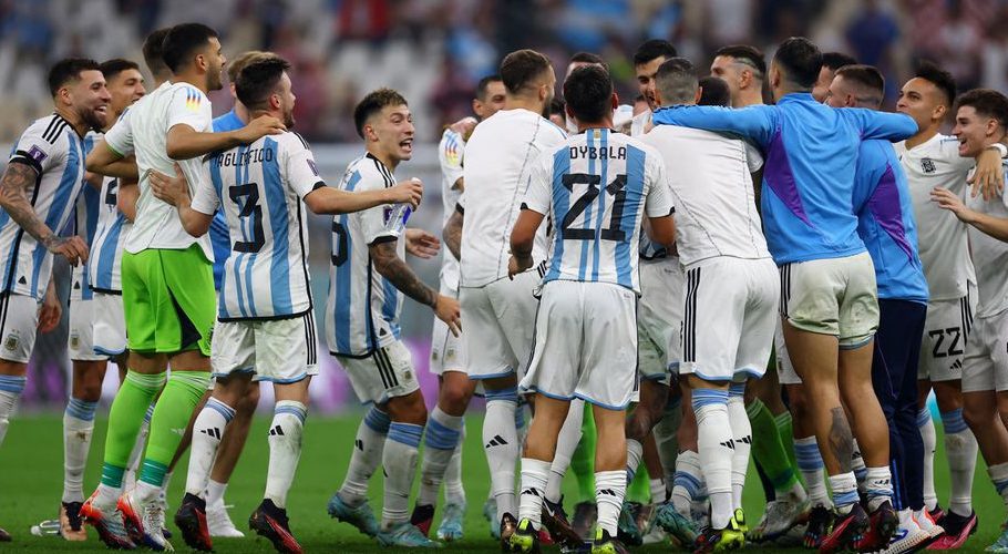 FIFA World Cup Qatar 2022 - Semi Final - Argentina v Croatia - Lusail Stadium, Lusail, Qatar - December 13, 2022 Argentina players celebrate after the match as Argentina progress to the final REUTERS/Kai Pfaffenbach