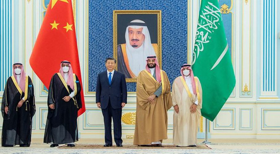 Saudi Crown Prince Mohammed Bin Salman stands with Chinese President Xi Jinping in Riyadh, Saudi Arabia December 8, 2022. Saudi Press Agency/Handout via REUTERS