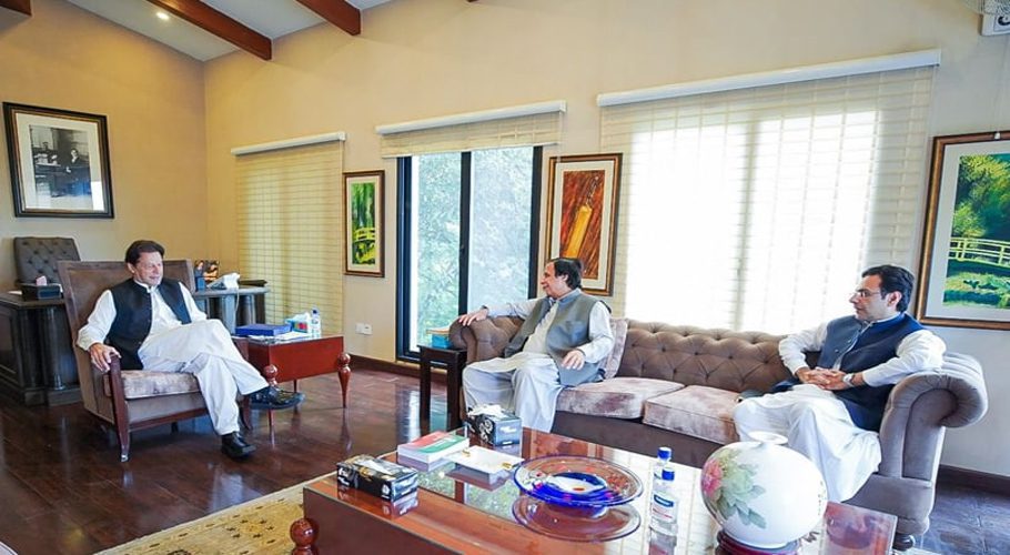 Chief Minister Punjab Chaudhry Parvez Elahi (right) meets PTI Chairman Imran Khan in Lahores Zaman Park on December 1, 2022. — Twitter/PT