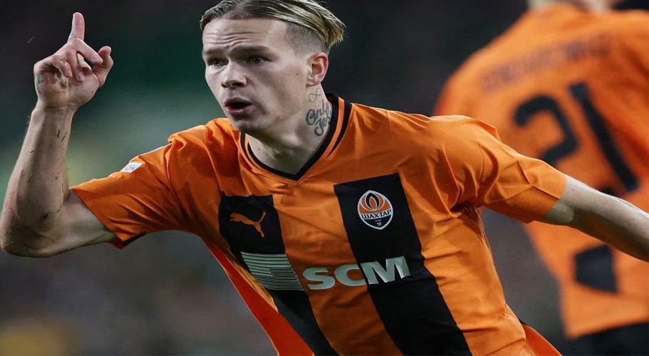 Champions League - Group F - Celtic v Shakhtar Donetsk - Celtic Park, Glasgow, Scotland, Britain - October 25, 2022 Shakhtar Donetsk's Mykhailo Mudryk celebrates scoring their first goal REUTERS/Russell Cheyne/File Photo