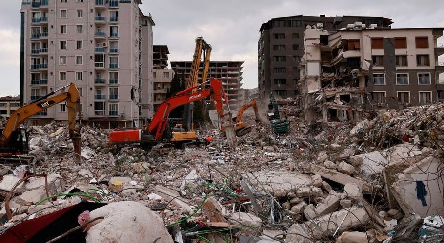Workers clean the rubble of a collapsed building in the aftermath of a deadly earthquake in Antakya, Hatay province, Turkey, February 21, 2023. REUTERS/Thaier Al-Sudani
