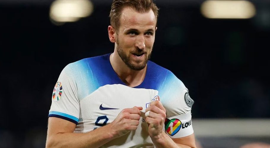 Football - UEFA Euro 2024 Qualifiers - Group C - Italy v England - Stadio Diego Armando Maradona, Naples, Italy - March 23, 2023 England's Harry Kane celebrates scoring their second goal and breaking the England goalscoring record REUTERS/Ciro De Luca