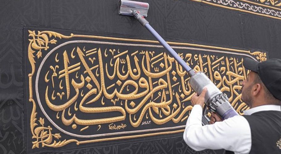 The cloth of the Holy Kaaba in the Grand Mosque is being cleaned ahead of Ramadan.
Image Credit: The General Presidency for Affairs of the Two Holy Mosques