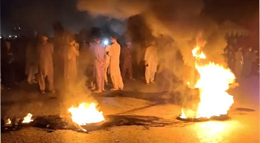 Protesters burning tyres at Karachi’s National Highway while protesting against the rape and murder of a minor girl on March 1. (Image: Dawn.com)