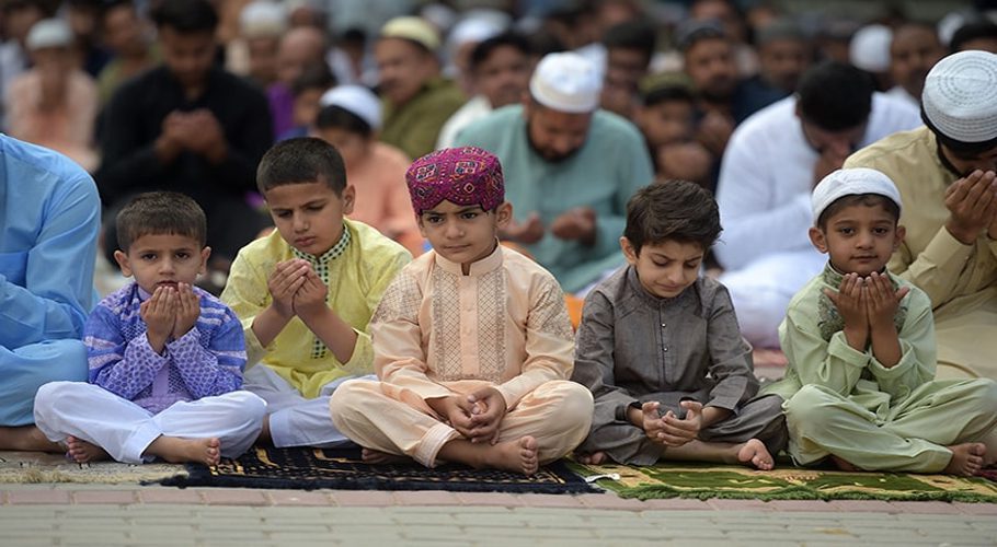 Prayers at the Badshahi Mosque in Lahore. — AFP/File Photo