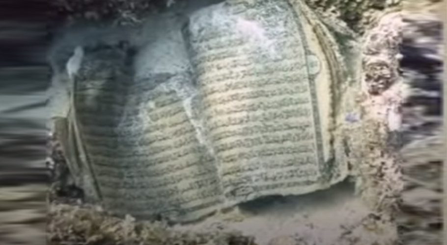 Ian Haggerty from South Africa spotted an open copy of the Qurʾān, 18 metres deep in the ocean, and uploaded the video on his TikTok account.