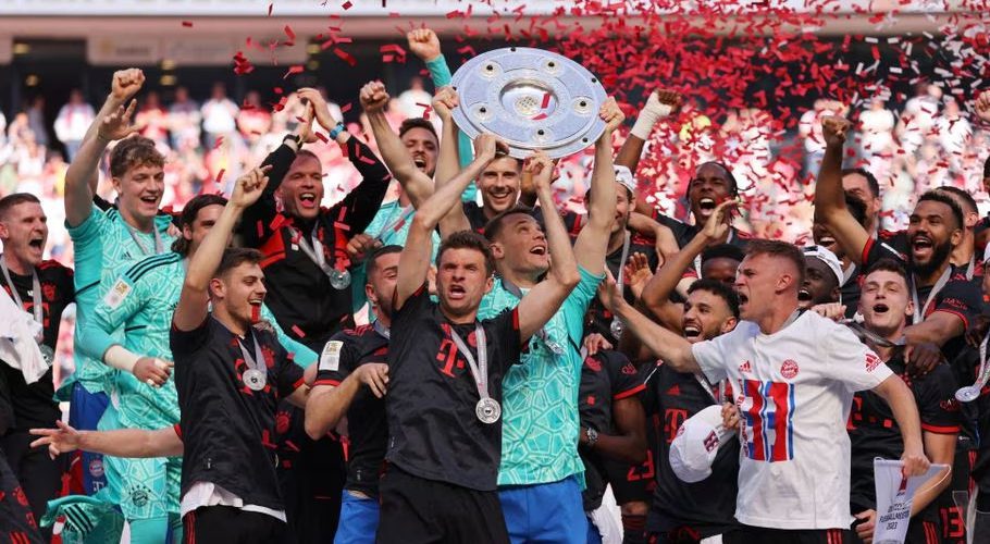 Football - Bundesliga - FC Cologne v Bayern Munich - RheinEnergieStadion, Cologne, Germany - May 27, 2023 Bayern Munich's Manuel Neuer celebrates with the trophy and teammates after winning the Bundesliga REUTERS/Thilo Schmuelgen