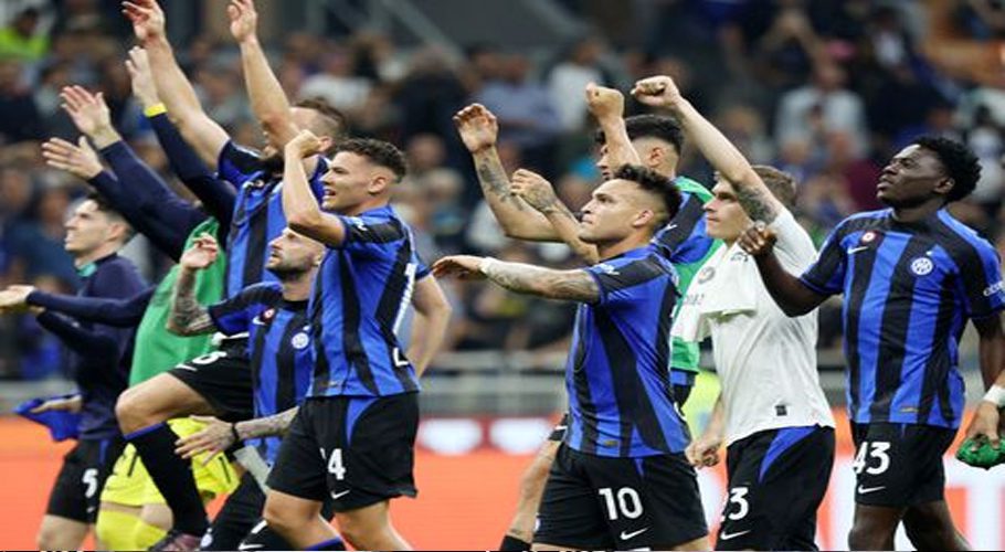Football - Serie A - Inter Milan v Atalanta - San Siro, Milan, Italy - May 27, 2023 Inter Milan's Lautaro Martinez and Nicolo Barella celebrate with teammates after the match REUTERS/Claudia Greco