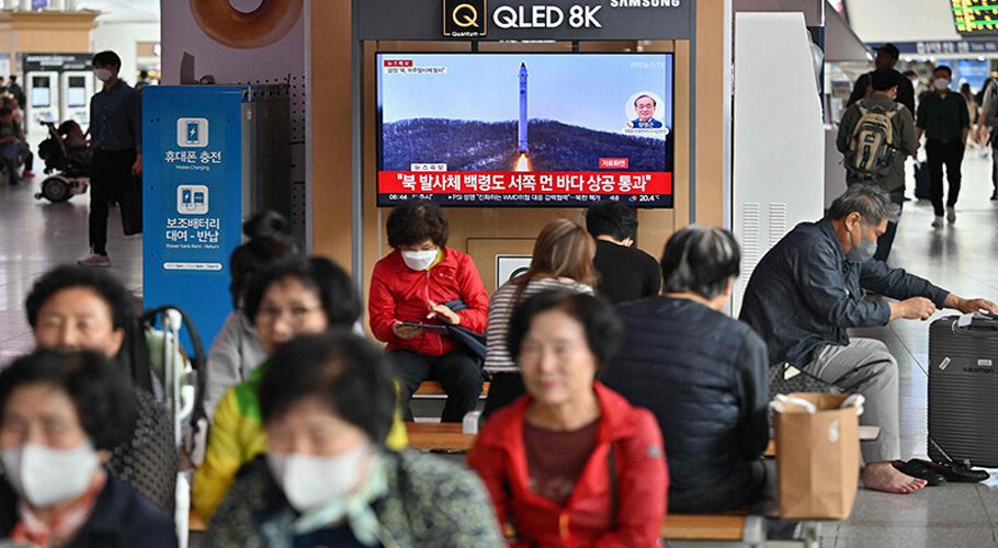 People watch a television screen showing a news broadcast with file footage of North Korea’s rocket launch, at the Seoul Railway Station in Seoul on May 31, 2023. North Korea launched its purported spy satellite on May 31, the South’s military said, prompting confusion in Seoul as the city briefly issued an evacuation warning in error. — AFP