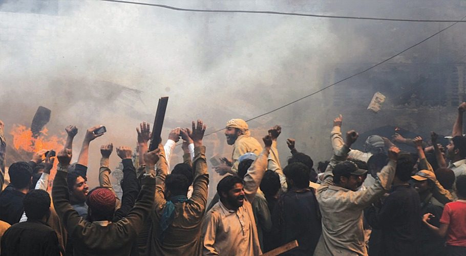 In a video of the incident, it can be seen that the policemen and some people in the crowd are raising voices not to kill the victim.