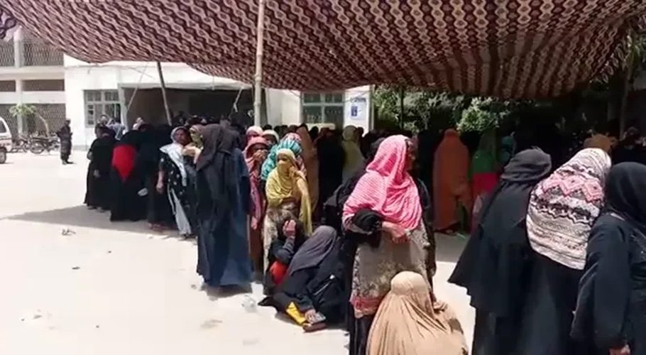 At least 21 women were injured in a stampede at Karachi’s KPT Ground on Monday. — DawnNewsTV)