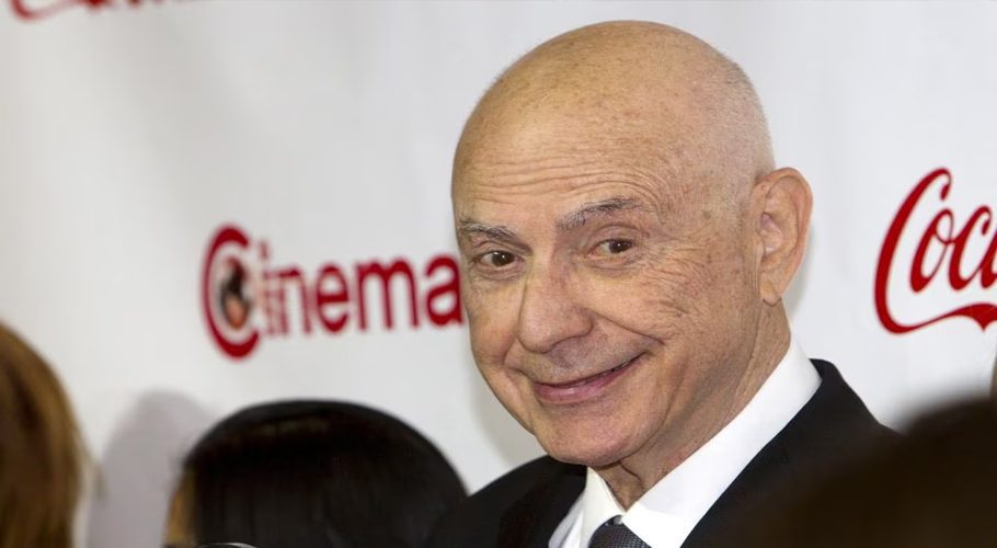 Actor Alan Arkin poses during the CinemaCon Big Screen Achievement Awards at Caesars Palace in Las Vegas, Nevada April 23, 2015. Alan Arkin was honored with the CinemaCon Lifetime Achievement Award. CinemaCon is the official convention of the National Association of Theatre Owners. REUTERS/Steve Marcus/File Photo