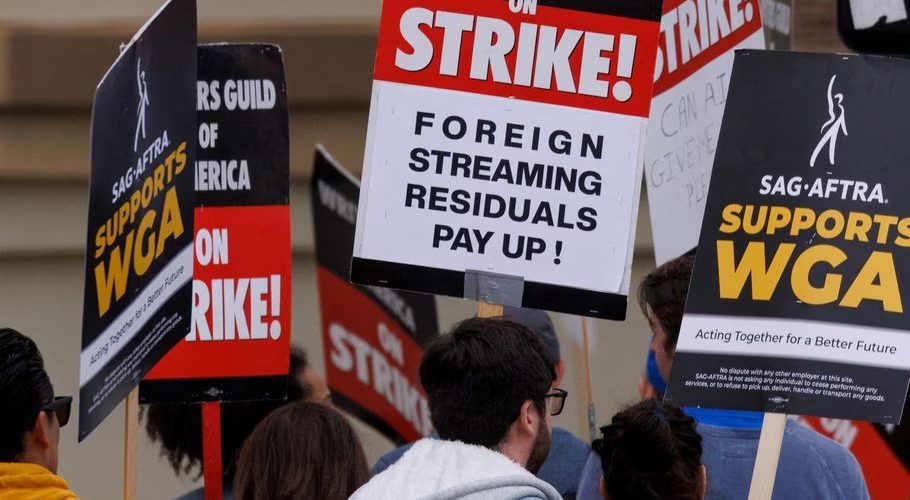 Members of SAG-AFTRA and the Writers Guild of America walk the picket line outside Paramount Studios in Los Angeles, California, U.S., June 7, 2023 REUTERS/Mike Blake/File Photo