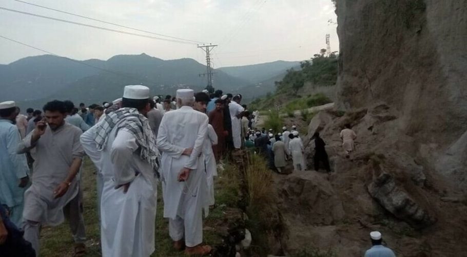 Residents of Shangla take part in rescue operation after landslide strikes Kuz Kaly area on Thursday. (Image: Dawn.com)