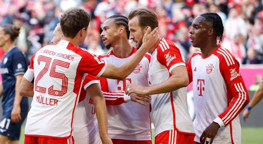 Football - Bundesliga - Bayern Munich v VfL Bochum - Allianz Arena, Munich, Germany - September 23, 2023 Bayern Munich's Harry Kane celebrates scoring their seventh goal to complete his hat-trick with teammates REUTERS/Michaela Rehle