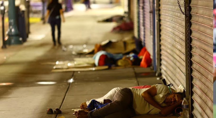Migrants sleep on the street after being released from U.S. Border Patrol custody in downtown El Paso, Texas, U.S., September 12, 2023. REUTERS/Jose Luis Gonzalez