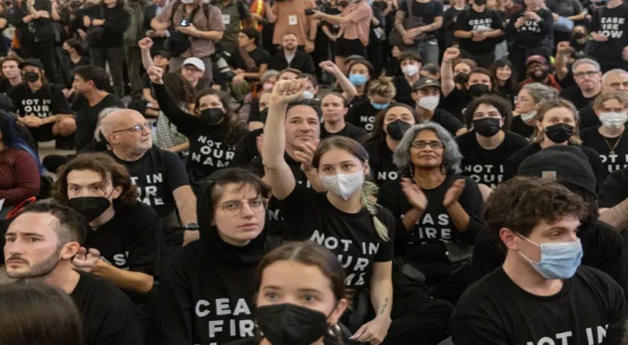 Hundreds of people went to Grand Central Station calling for a ceasefire in Gaza [Jeenah Moon/AP Photo]