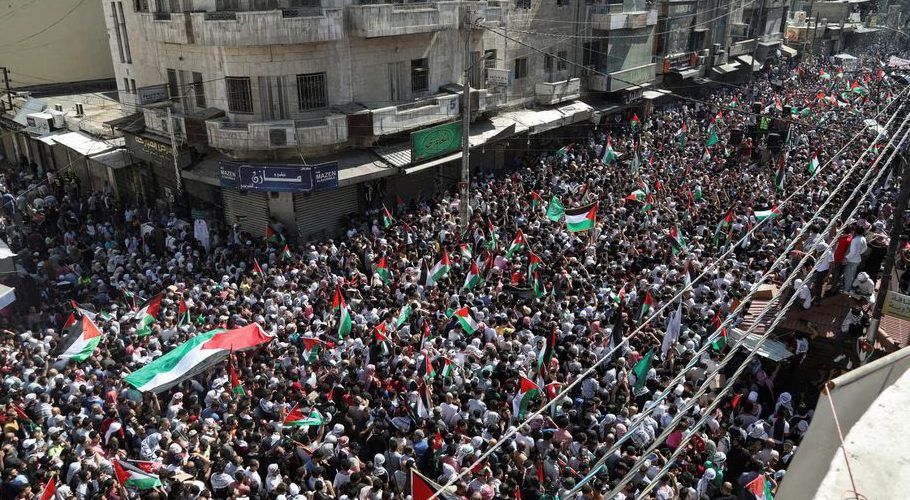 Jordanians gather to express solidarity with Palestinians in Gaza, in Amman, Jordan, October 13, 2023. REUTERS/Alaa Al Sukhni Acquire Licensing Rights