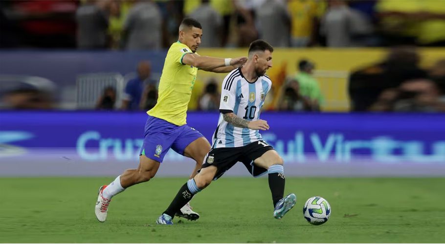 Football - World Cup - South American Qualifiers - Brazil v Argentina - Estadio Maracana, Rio de Janeiro, Brazil - November 21, 2023 Argentina's Lionel Messi in action with Brazil's Andre REUTERS/Ricardo Moraes Acquire Licensing Rights